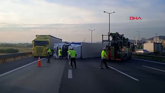 Pendik TEM Otoyolu'nda TIR devrildi; İstanbul yönünde yoğunluk