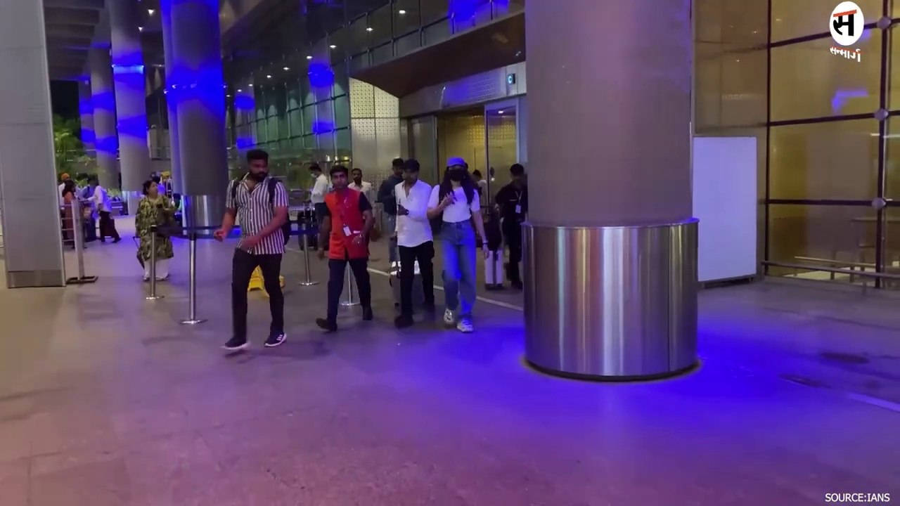 Rashmika Mandanna at Mumbai Airport_ क्यूट क्रॉक्स_ में Rashmika Mandanna का एयरपोर्ट नज़र आई