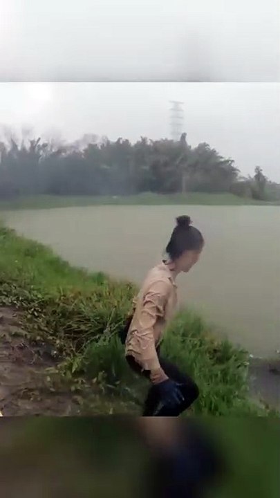 gadis cantik pencari ikan