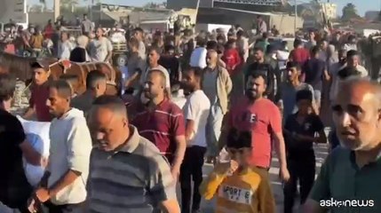 Gaza, migliaia prendono d'assalto il deposito di cibo dell'Onu