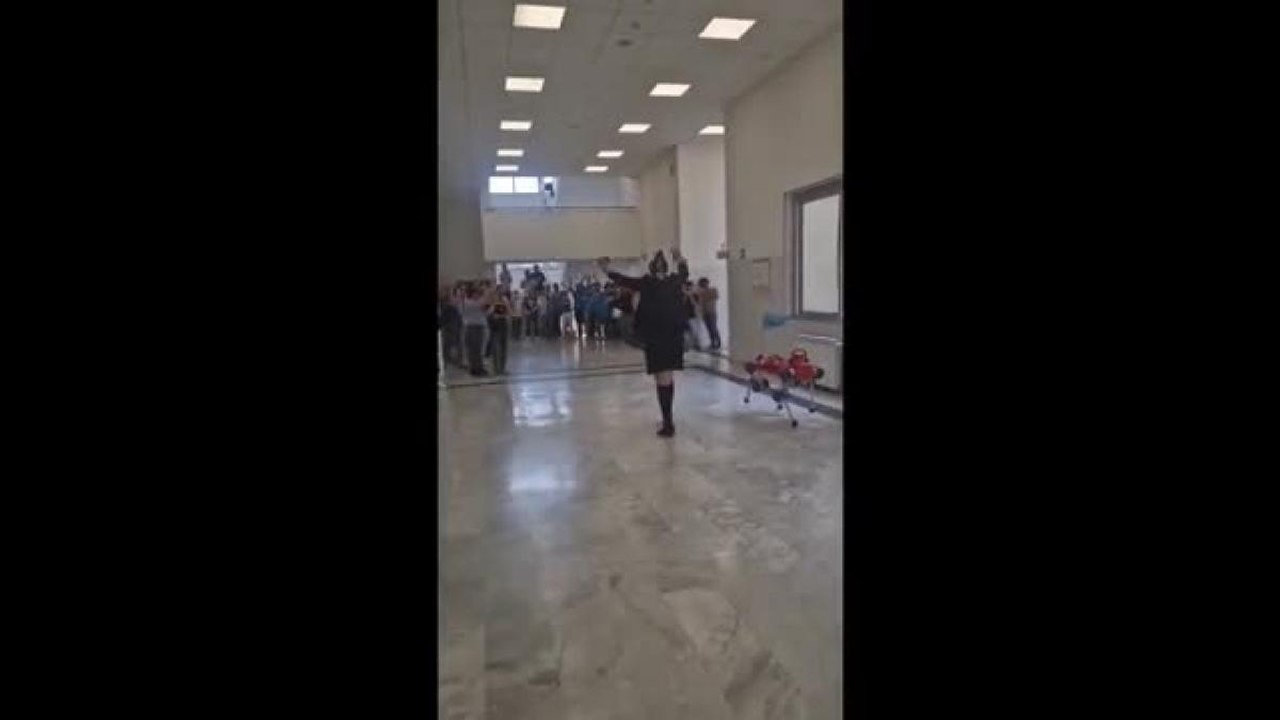 Bruno Siciliano, il prof ultrà festeggia lo Scudetto con i suoi studenti