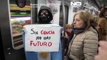 Cientistas na Argentina protestam contra cortes no orçamento de investigação de Milei