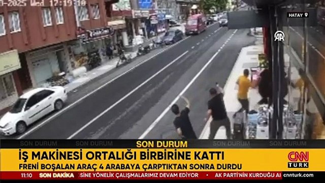 Hatay'da freni boşalan iş makinesi ortalığı birbirine kattı