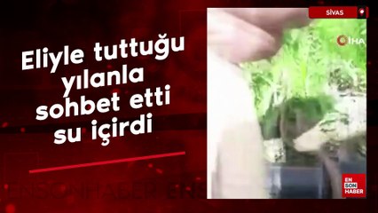 Sivas'ta eliyle tuttuğu yılanla sohbet etti, su içirdi