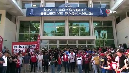 Greve çıkan binlerce işçi İzmir Büyükşehir önünde toplandı