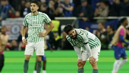 Los jugadores del Betis lamentan la derrota en la final de la Conference League