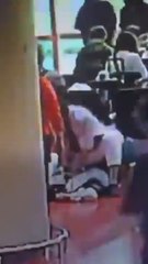 쓰러진 70대 살린 '90초의 기적'…제주공항 '하얀바지 의인' 정체