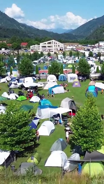 Romanian Festival Vibes in Brezoi ⛺🎶🇷🇴 – Festival în România, corturi și munți