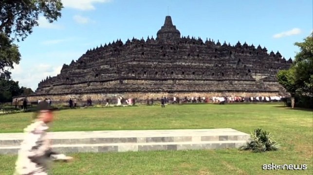 Macron al tempio buddista in Indonesia annuncia partnership culturale