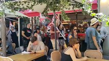 La manifestació avança pel carrer de Sant Vicent