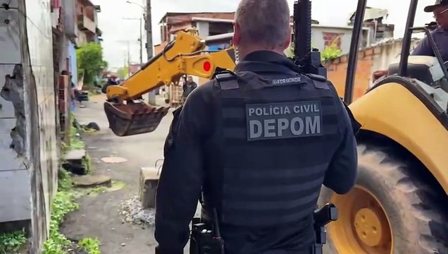 Operação caça suspeitos envolvidos com mortes e remove barricadas em bairro de Salvador; assista