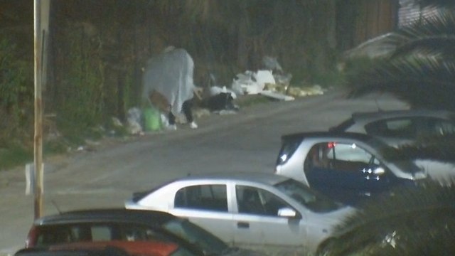 Si veste da fantasma per gettare la spazzatura in strada ma viene ripreso dalle telecamere