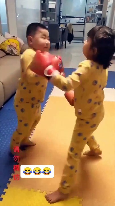 Chines siblings new fight funny video 😂📸 new viral funny video 📸#chines funny videos 😹📷#shorts #shortvideos #viralvideos #viralshorts #funny #funnyvideos #comedy #chines #kids #siblings ##love #care