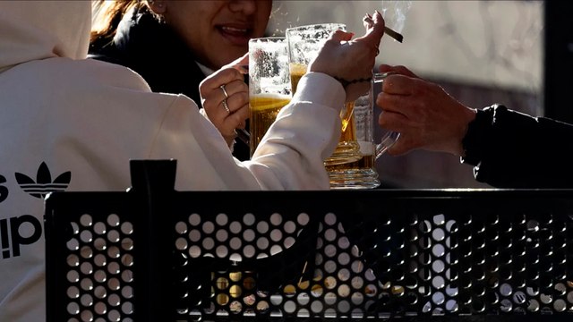 Sanidad prohibirá fumar en coches de uso laboral, piscinas públicas y campus