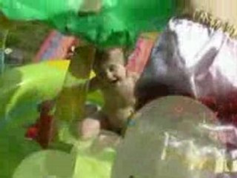 Gabriel dans sa piscine