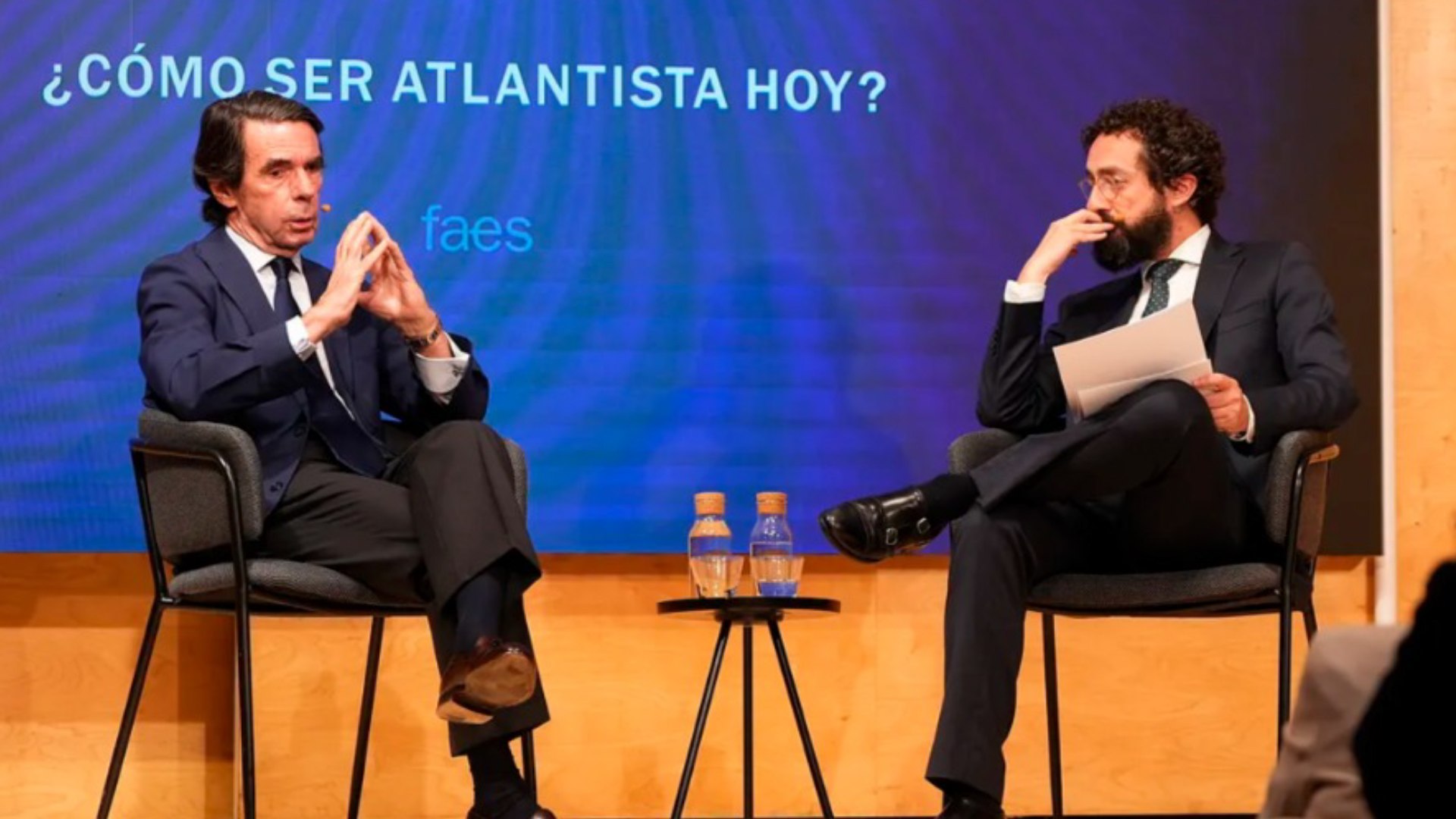 Aznar aconseja a su partido mantener la cabeza fr�a pero estar en alerta, porque seguramente no haya elecciones hasta dentro de 2 a�os.
"Espa�a est� en manos de los bajos fondos. Y cuando los bajos fondos ascienden a puestos de responsabilidad, se est� en estado de m�xima preocupaci�n. Es duro decirlo pero es as�. El hedor es insoportable la situaci�n es inaceptable y el da�o que se va a producir es enorme. No sabemos exactamente d�nde mirar que no nos encontremos con los bajos fondos, esto afecta al Gobierno, y al sistema de partidos".