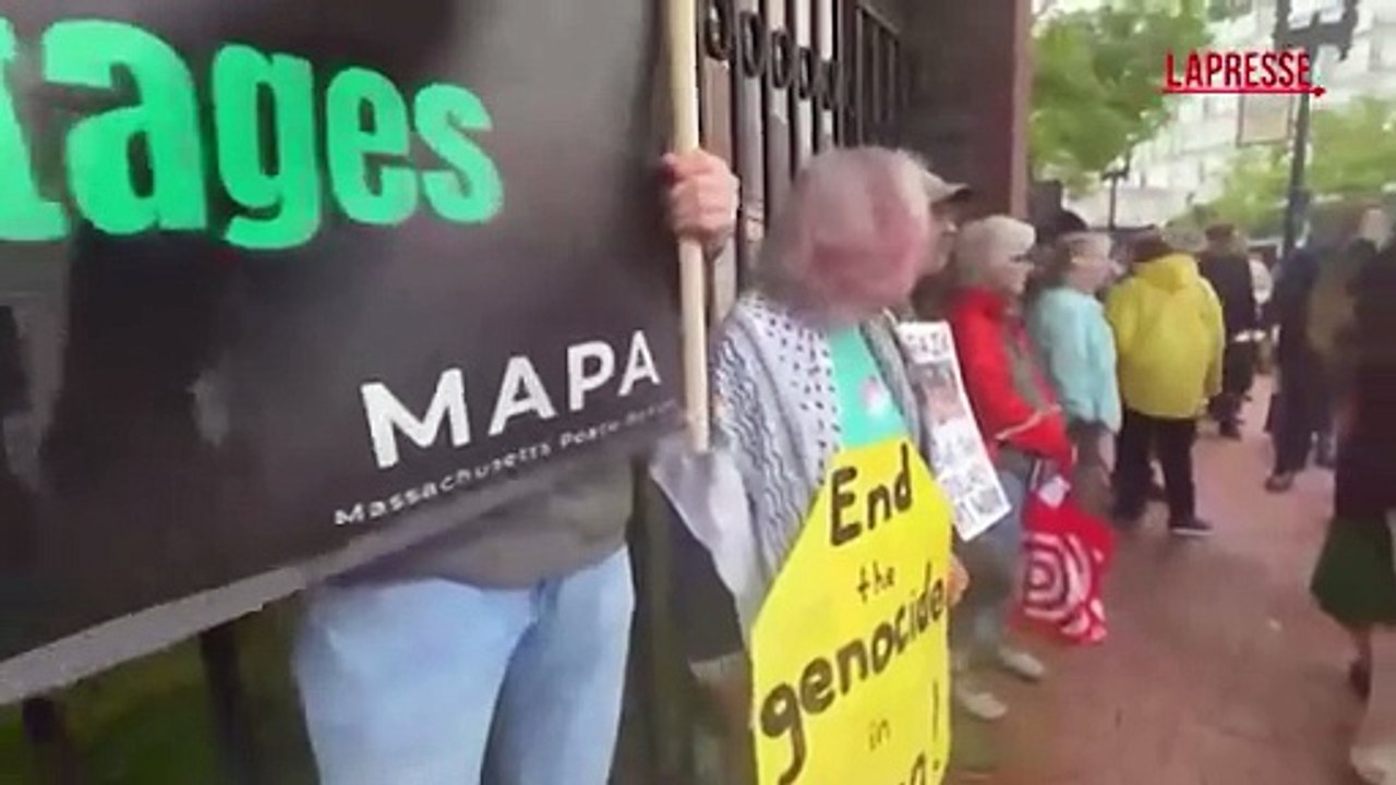 Proteste ad Harvard, avviata revoca visti: studenti stranieri hanno paura di partecipare a cerimonie laurea