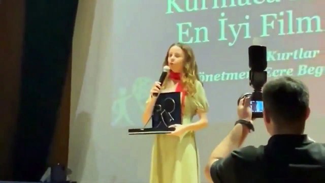 Sahnedeki ödüllü hadsiz, bu kez duvara tosladı! TRT spikerinin tepkisi geceye damga vurdu: ‘Vatansız köpekler’