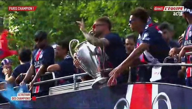 Presnel Kimpembe a repris « Tous ensemble on chantera » sur les Champs-Élysées - Foot - Ligue des champions