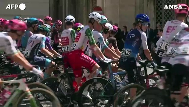 Giro d'Italia, passaggio in Vaticano: il Papa saluta i ciclisti