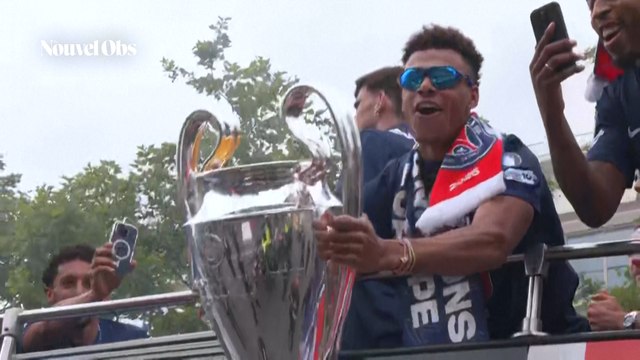 Les joueurs du PSG paradent sur les Champs-Elysées après leur victoire en Ligue des champions