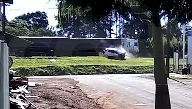 Vídeo impressionante mostra violência de acidente frontal na BR-277, em Cascavel