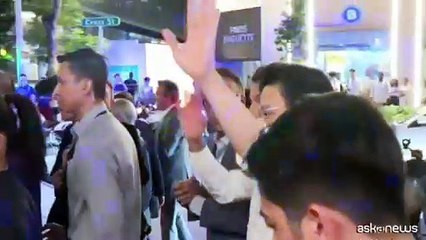 Bagno di folla a Singapore per il presidente francese Macron