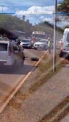 Homem em surto causa acidente no SIG após invasão na contramão