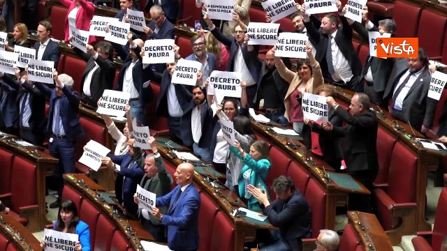 La democrazia non si piega , è bagarre in Aula su Dl sicurezza, M5s espone cartelli dai banchi