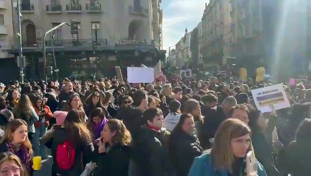 Familiares de personas con discapacidad protestan contra Milei cortando la calle en Congreso