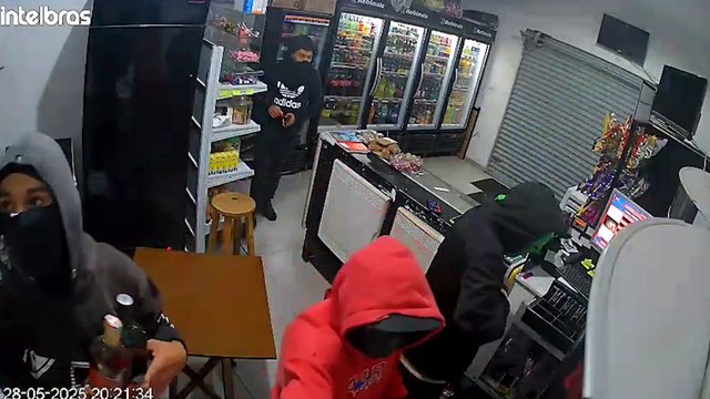 Vídeo: Ladrões armados rendem empresário e fazem a limpa em loja de conveniências