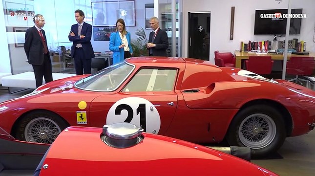 La presidente Metsola ospite alla Ferrari a Maranello con Elkann, Vigna e Piero Ferrari