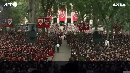 Il presidente di Harvard tra gli applausi: "Venite da tutto il mondo"