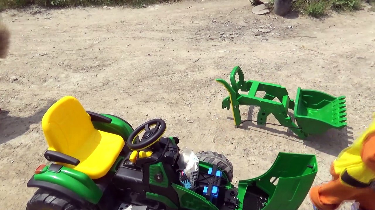 Camion atascado en el barro Patrulla canina Rubble monta sobre ruedas motrices para ayudar al tractor