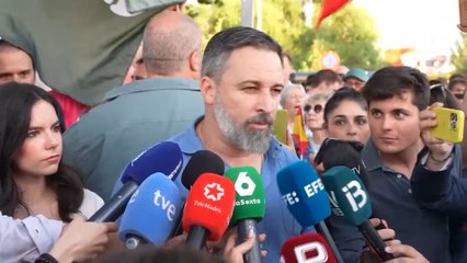 Abascal asiste a la protesta en Moncloa para denunciar al "gobierno corrupto"