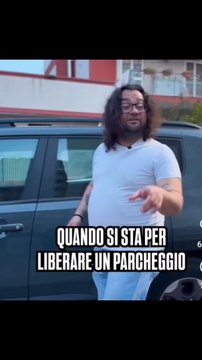 Daniele condotta quando si sta per liberare un parcheggio