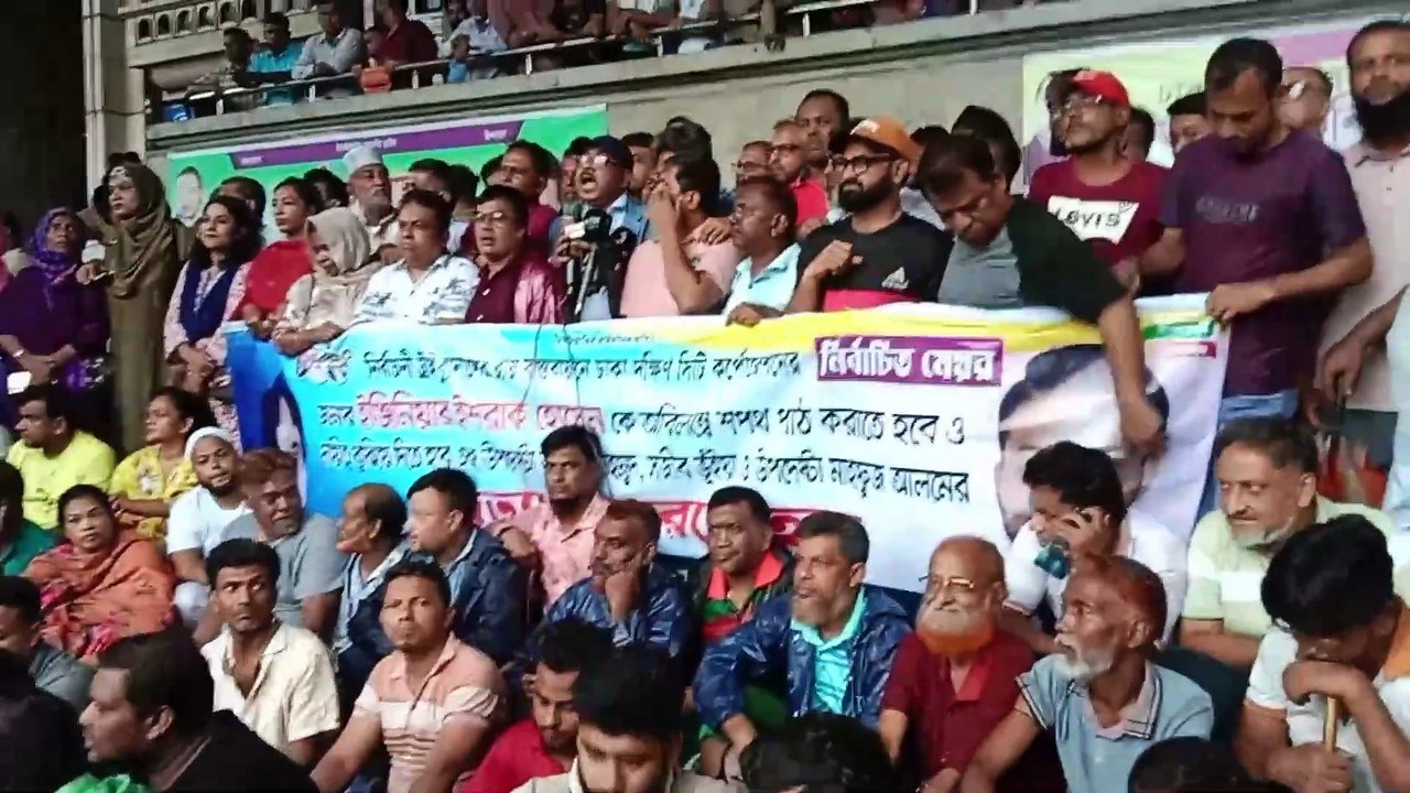 নগর ভবনে ইঞ্জিনিয়ার ইসরাক হোসেন কে বরণ করতে ফুল নিয়ে প্রস্তুত সবে