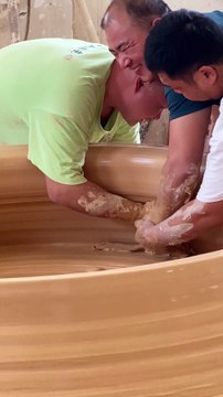 Chinese craftsman create giant porcelain towers at Yorkshire Sculpture Park. Credit: Xin Liang Big Pot Factory in Jingdezhen