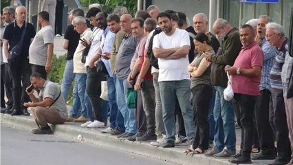 İzmir’de grevin ikinci gününde duraklarda yoğunluk oluştu