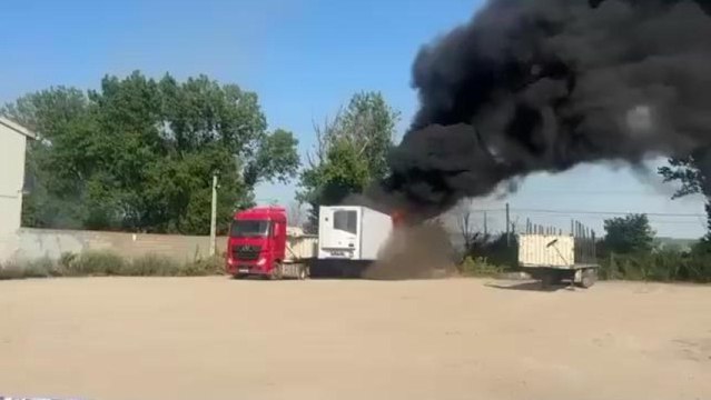 Incendio de los dos remolques junto a la estación de servicio de la A-62, en la provincia de Valladolid