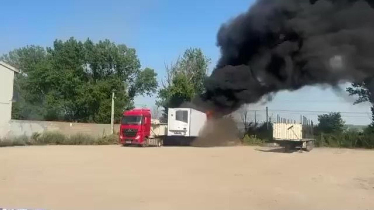 Incendio de los dos remolques junto a la estación de servicio de la A-62, en la provincia de Valladolid