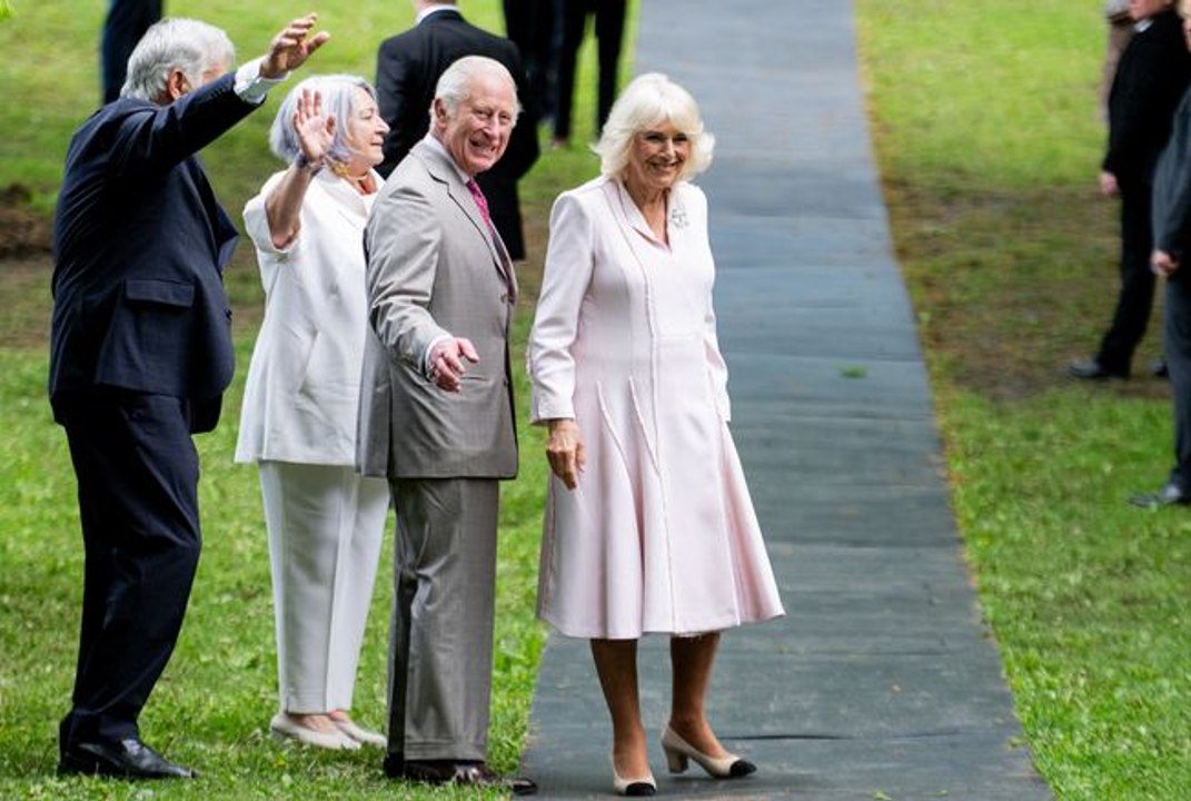 Au bras de Charles III, Camilla adopte les « almond shoes » : chaussures stars de ce printemps