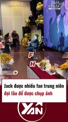 Jack được fan trung niên đợi lâu để chụp ảnh