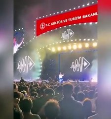 Derya Uluğ konserinde rezalet: Ünlü şarkıcıya sahnede saldırı!