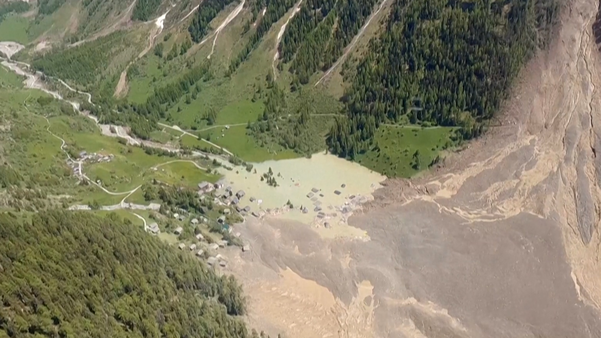 En Suisse, les images du lac formé après l'effondrement du glacier du Birch