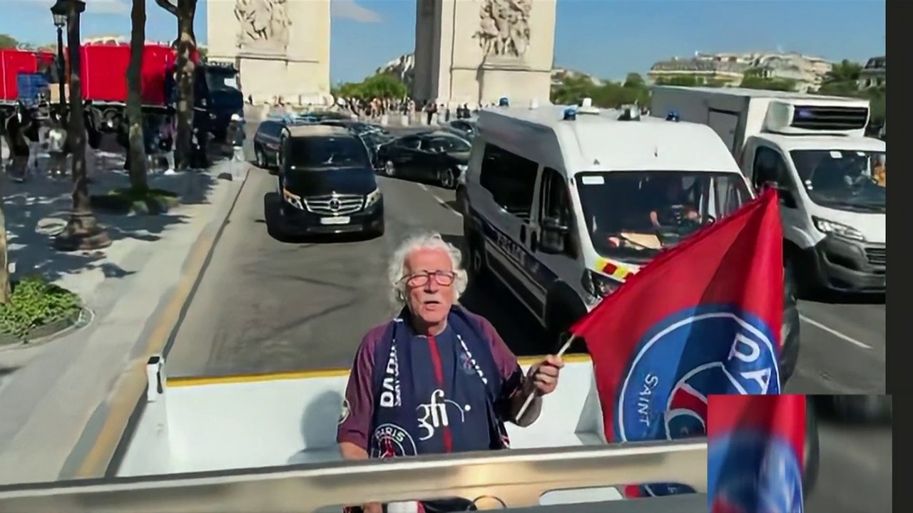 Jacques Vendroux descend les Champs-Elysées