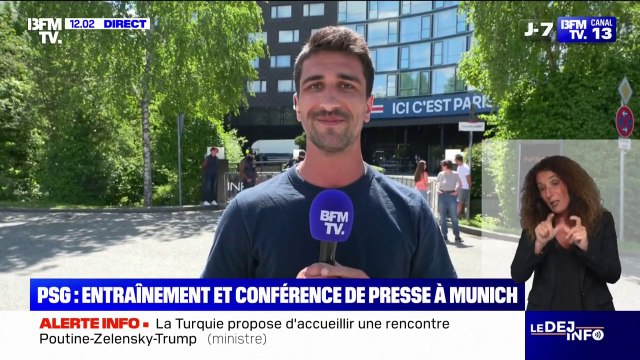 Des fans du PSG attendent les joueurs devant leur hôtel à Munich avant la finale de la Ligue des Champions