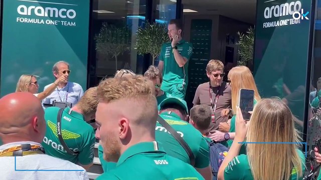 OKDIARIO caza a Fernando Alonso dándose un baño de masas en el hospitality de Aston Martin