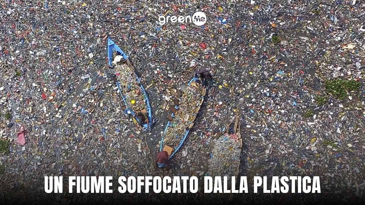 Un fiume soffocato dalla plastica