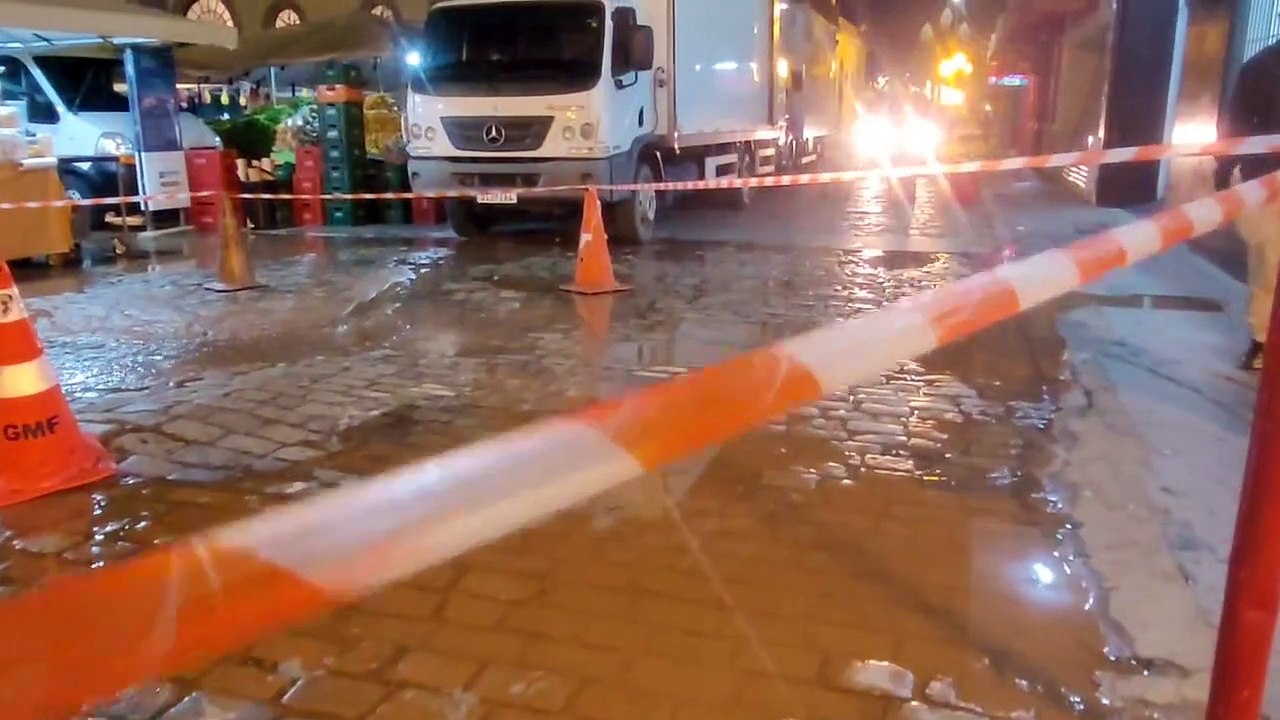 Tubulação se rompe ao lado de feirinha em Florianópolis